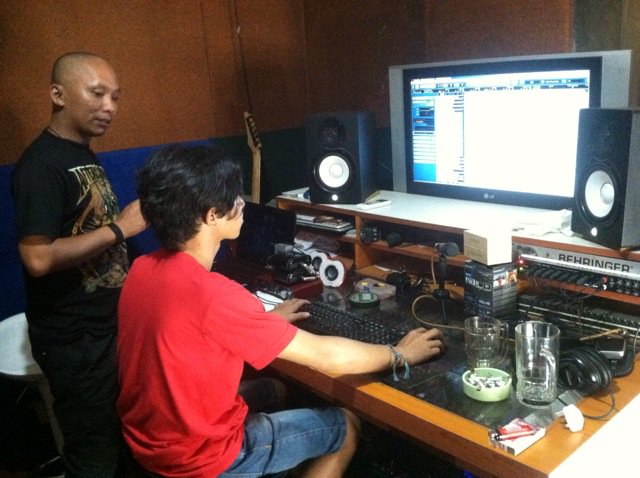 AFTERCOMA's tweet photo. Persiapan H-1 Menuju titik pertama "Against The Sun" Tour! Tasikmalaya bergetar! https://t.co/hzWlxlJm6k