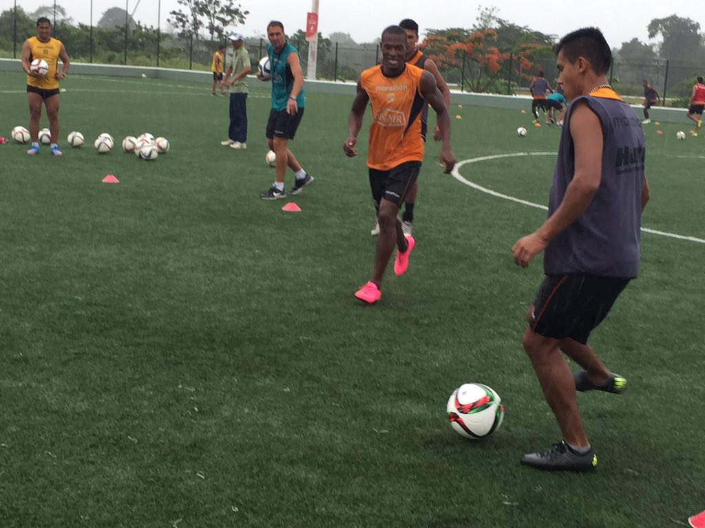 BarcelonaSC's tweet photo. Finalizó 1era jornada del #Dia6 . Se realizaron trabajos aeróbicos y de posesión con balón #PretemporadaBSC https://t.co/GxNUowj1K2