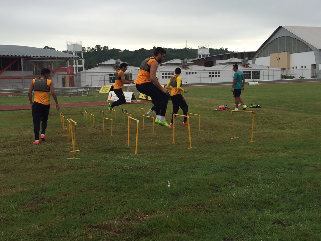 BarcelonaSC's tweet photo. Finalizó 1era jornada del #Dia6 . Se realizaron trabajos aeróbicos y de posesión con balón #PretemporadaBSC https://t.co/GxNUowj1K2