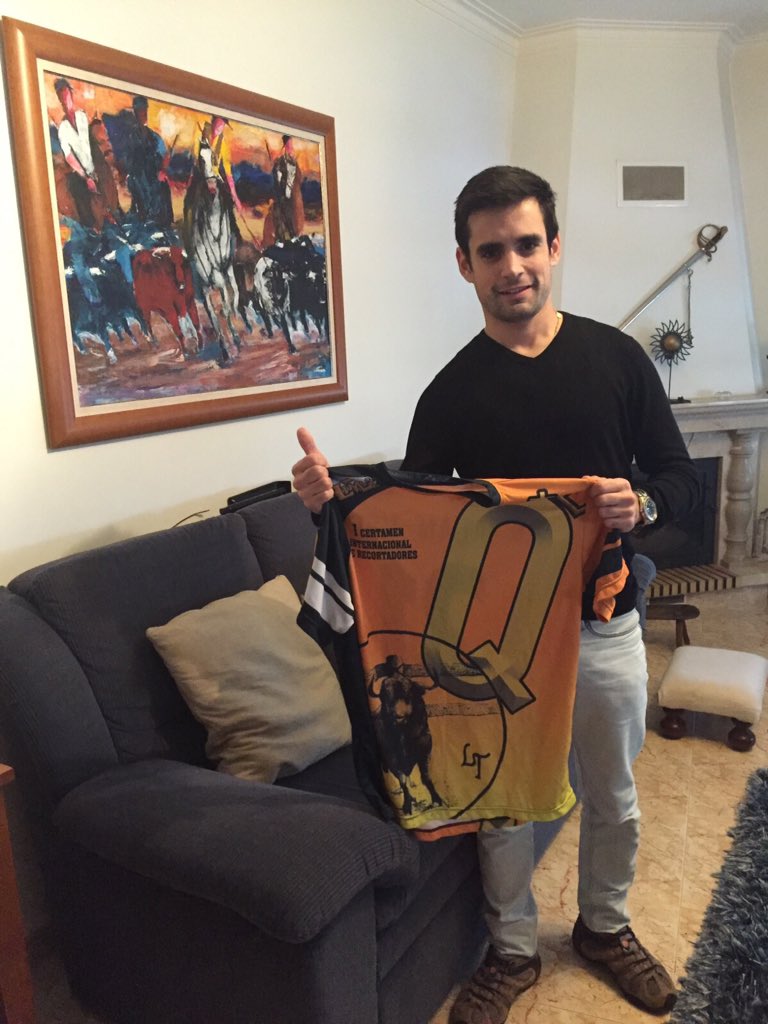 Artecharrotoros's tweet photo. Dando RT al cartel del concurso entra en el sorteo de esta camiseta del recortador portugués André Amaro ! https://t.co/CYxPmft4BO