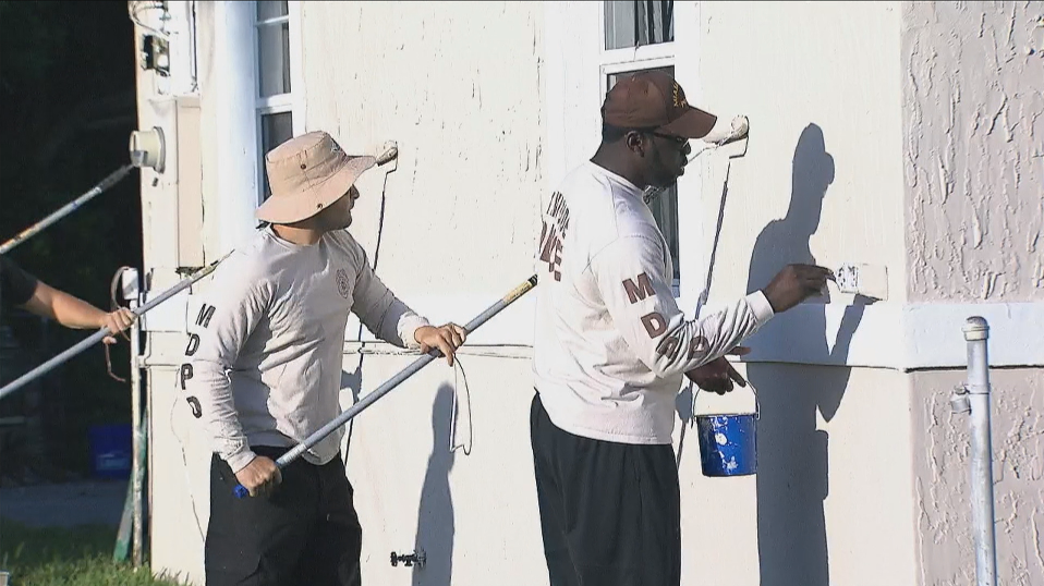 Officers from @MiamiDadePD renovating a NW Miami-Dade woman's home. @SabovicSanela is there local10.com/community/miam… https://t.co/1vv4P1SXVD