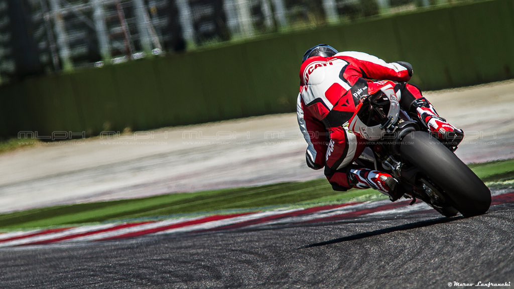<a href="/dainese/">Dainese</a> <a href="/DucatiMotor/">Ducati</a>  <a href="/autodromoimola/">Autodromo di Imola</a> Alessandro Valia in azione