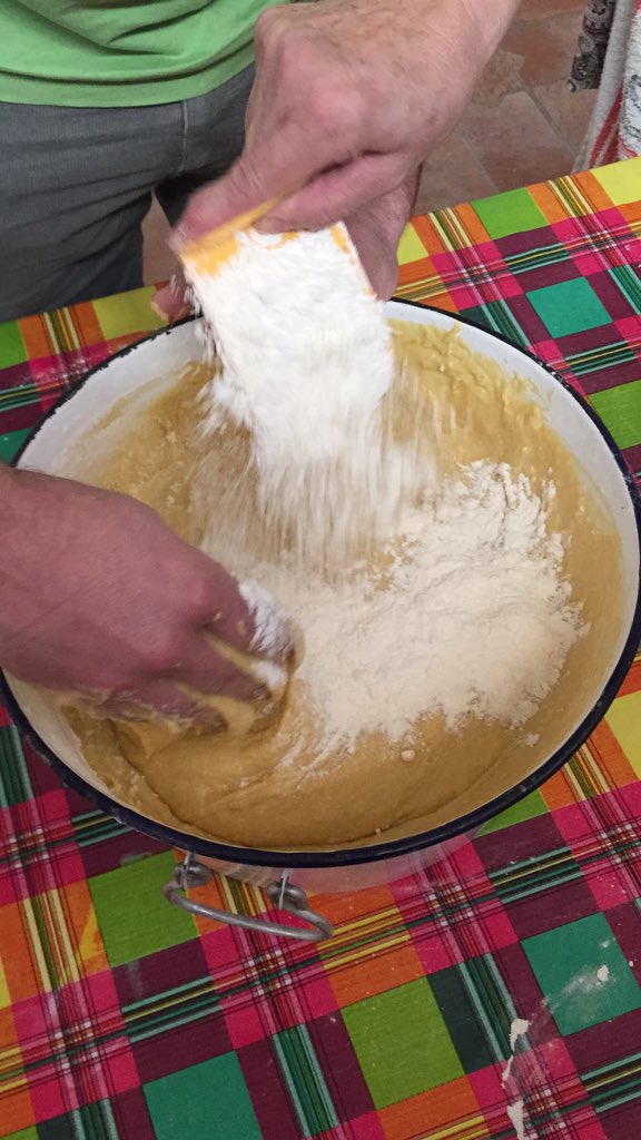 herencianet's tweet photo. Avanzamos en la creación de la rosca utrera para Sábado de los Ansiosos. En casa de Mari Nieves. @decolegas https://t.co/jl0G1HdQ9F