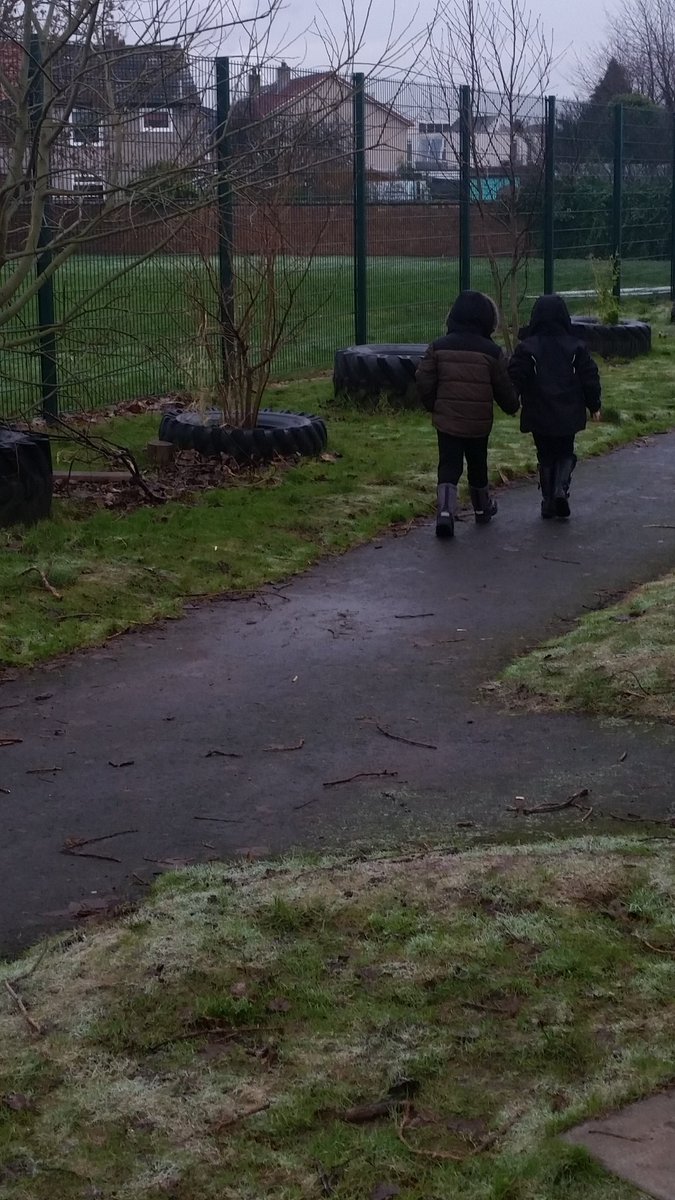 MorayP4S's tweet photo. @MorayPS We went on a walk around the school to see the effects winter had on our surroundings #wintervsummer https://t.co/hVzPhtSN4o