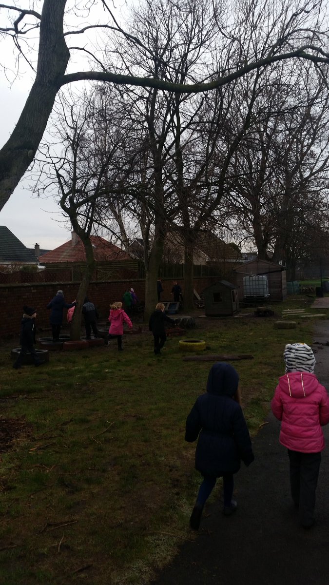 MorayP4S's tweet photo. @MorayPS We went on a walk around the school to see the effects winter had on our surroundings #wintervsummer https://t.co/hVzPhtSN4o