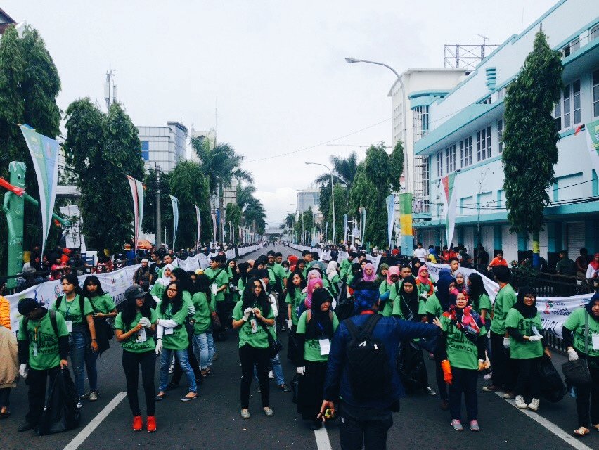 GPSbdg's tweet photo. Sebanyak ini relawan semua. Jaga kebersihan dgn #aksiteladan  #GerakanPungutSampah. #Kangen #FormasiPakistan https://t.co/XRWvtKtxmk