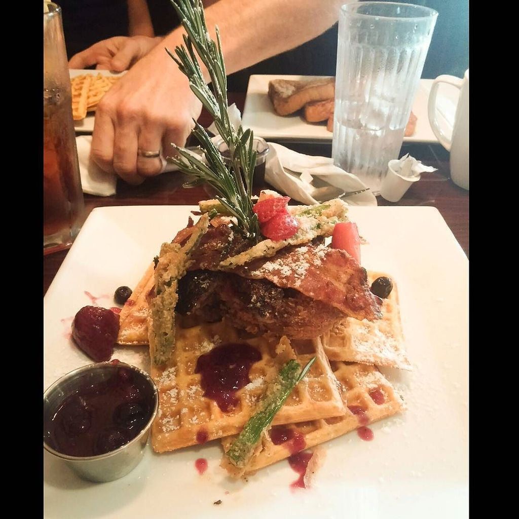 fitnesscurious_'s tweet photo. Cheat day! Chicken, waffles, sausage and bacon🐷😁🍴#foodporn #breakfast #brunch #foodie #goodfood #delicious #cheatda… https://t.co/BIus1cclzh