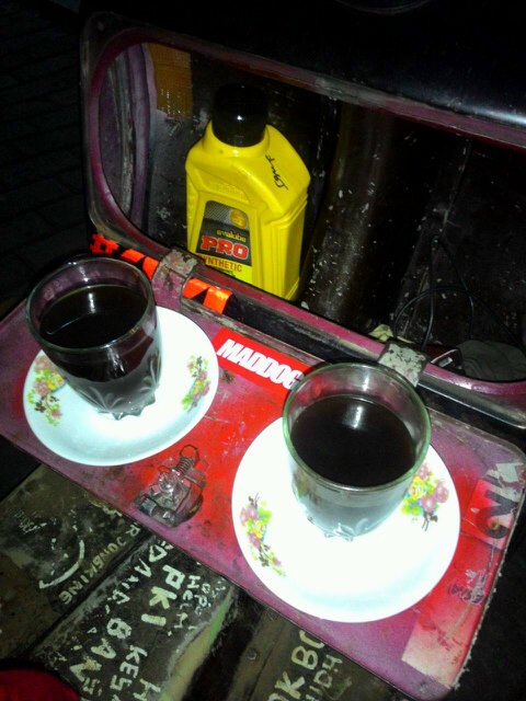 Agusm1997M's tweet photo. ini udah tak pesenin kopi dua , satu buat saya , satu nya lagi buat anda , buat nggrujuk cengelnya anda https://t.co/a7ubjeXQbP