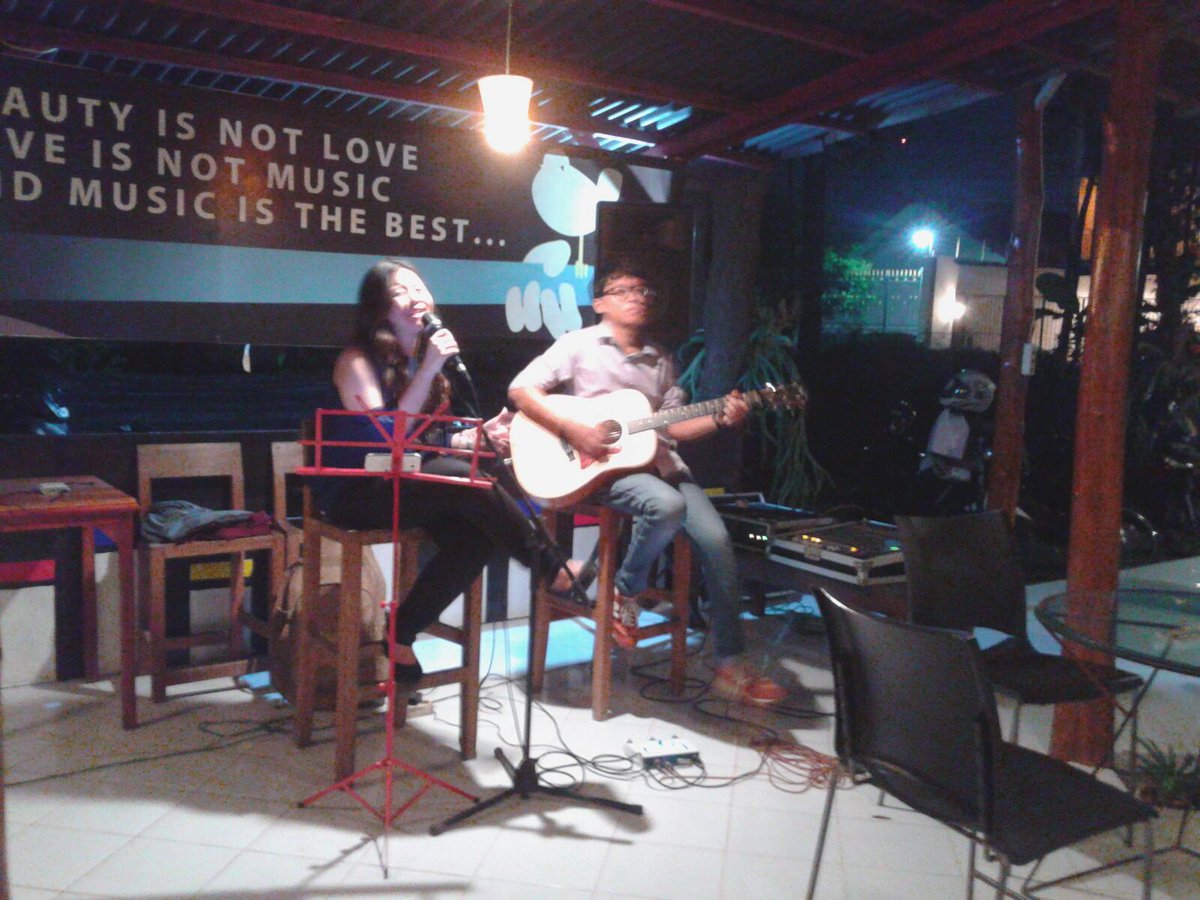 ...dan selamat menikmati #SatNiteLiveMusic bersama mas Kekek &amp; mbak Nilam 😊