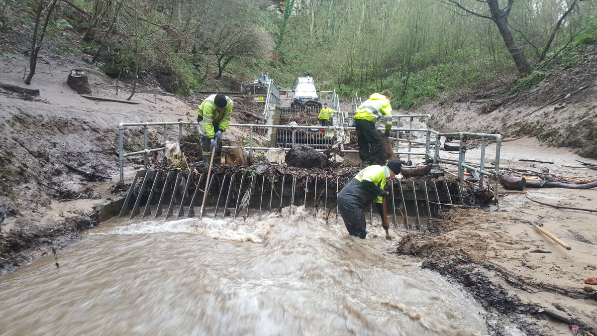 EnvAgencyYNE's tweet image. We've been clearing screens ahead of more rain across the North East and Yorks - including this one at #Skinningrove