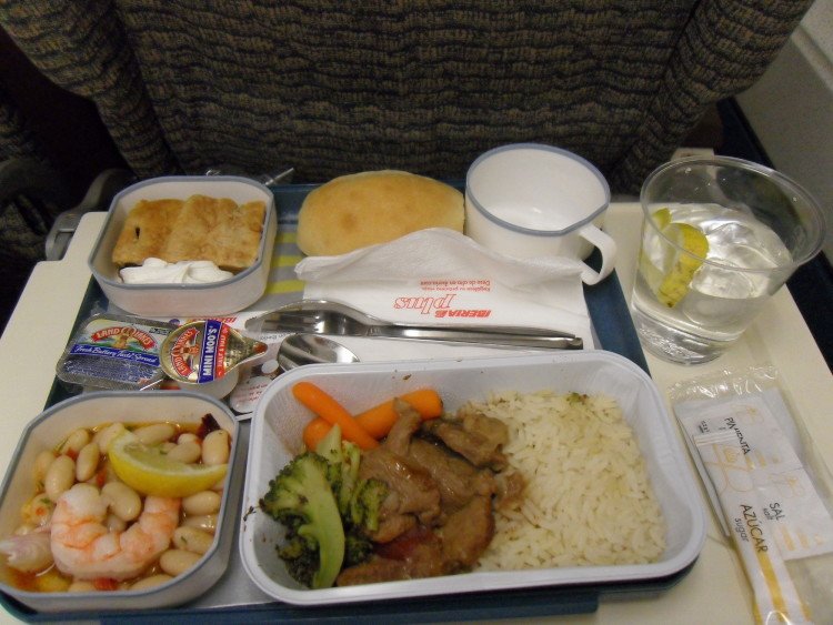 California_tech's tweet photo. There Is An Actual Reason Why Airplane Food Tastes Terrible https://t.co/xbkQsaOUC6 https://t.co/BibWJ22hEM
