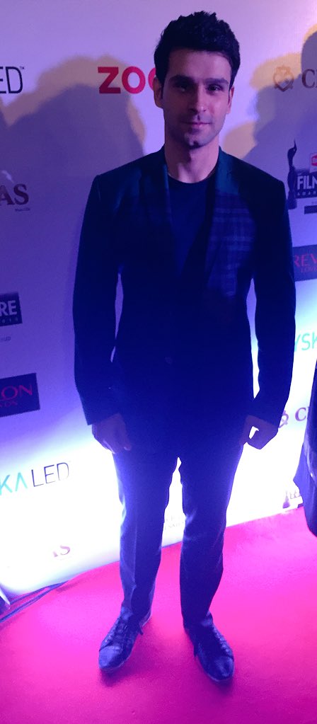 Nitasha22's tweet photo. “@filmfare: .@girishkumart at the #BritanniaFilmfareAwards pre-awards party. https://t.co/TiSzyA374g” In a funky #BoSquare suit :)