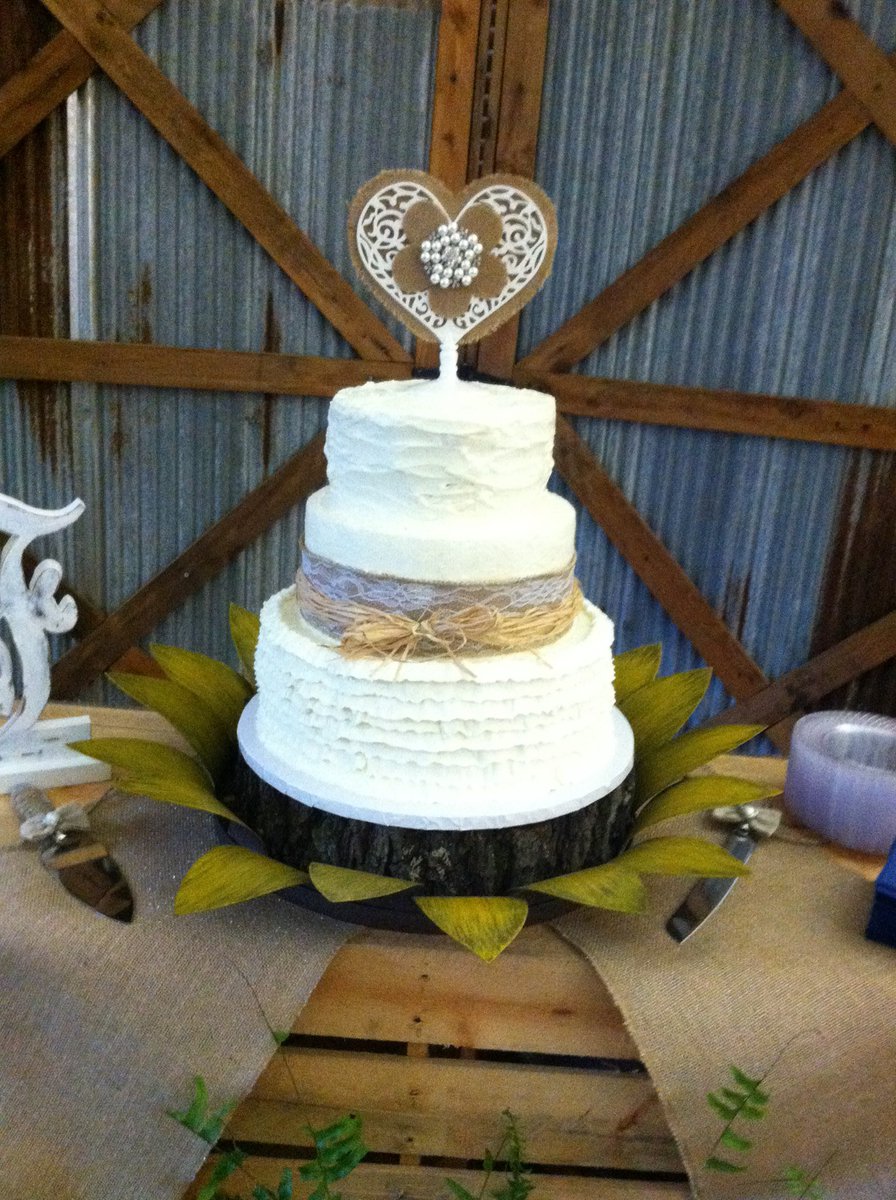 BayouCakes's tweet photo. Beautiful wedding cakes on a budget #engaged, #wedding, #weddingcake, #MS, #TN, #weddingcakeonabudget, https://t.co/kHzFDlcQb2
