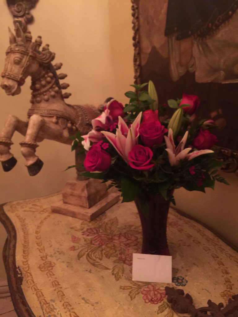 elisaberistain's tweet photo. No sé qué hice para que después de 18 años aún me mande flores nada más porque si! Pero lo hice! Gracias @pepegarza https://t.co/hv6wTeW0VR