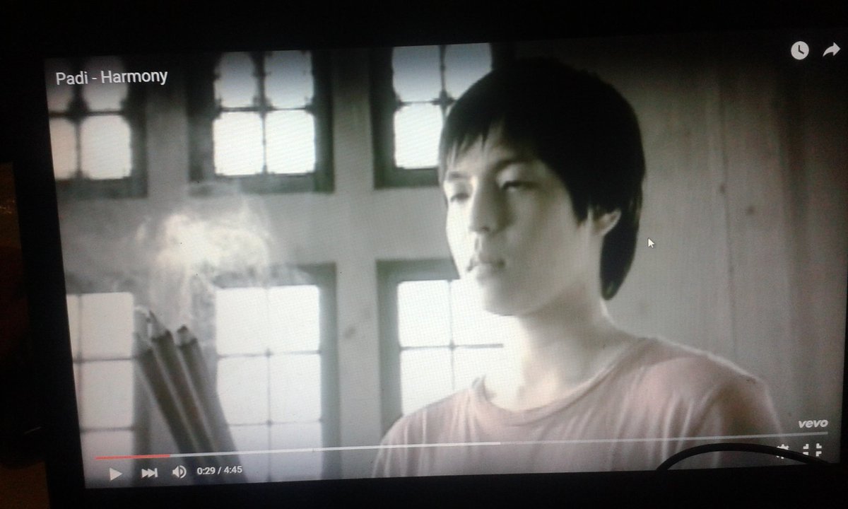 Mirip koh <a href="/ernestprakasa/">Pria Perkasa</a> di video clip nya padi-harmony :))