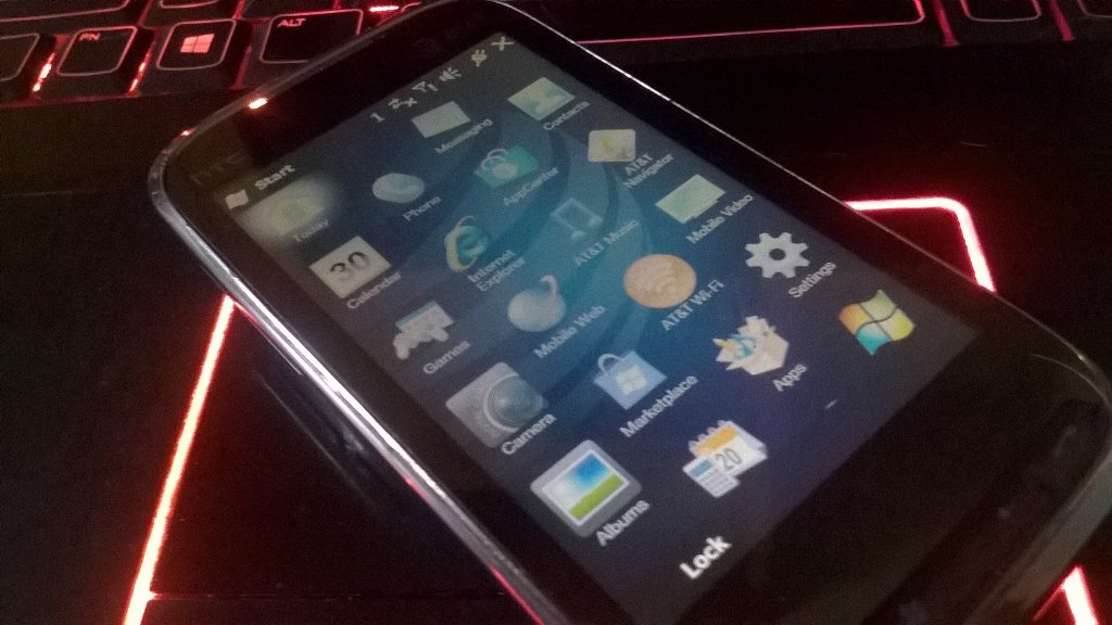 Dannny0117's tweet image. The original Windows Mobile tired too hard to be cool. #HTC #windowsphone #windowsce