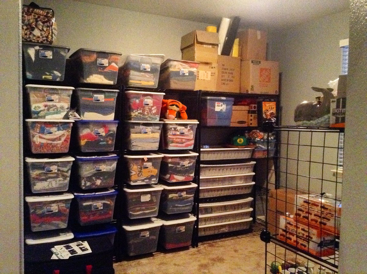 AutoEnthustLife's tweet photo. My eBay storage room Before and After! Needed a serious cleaning. #eBay #Storage #Organization #OrganizedStorage https://t.co/YcImJMkRTM