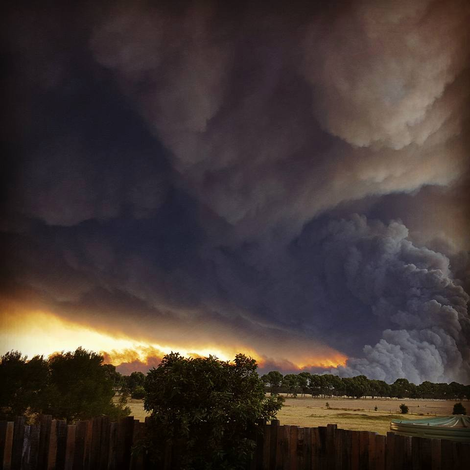 KeraunosObs's tweet photo. Très gros pyrocumulus généré par un #incendie à Esperance (ouest #Australie). Cliché d'un témoin, Jayne Watkinsk. https://t.co/yym07fesCR