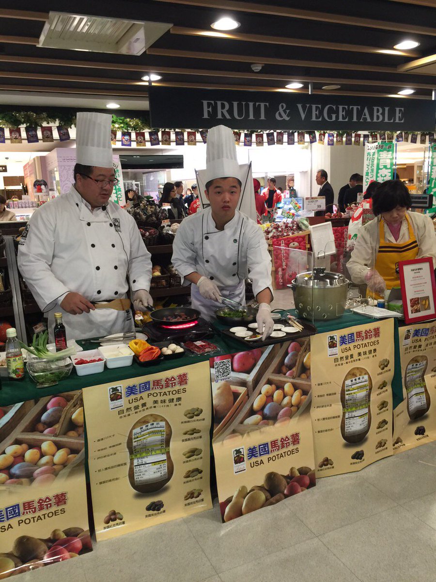 SW_fingerlings's tweet image. #Exports to #Taiwan with our #fingerlings. Demos having great success!  WooHoo!!! #potato @IdahoPotato #grocery