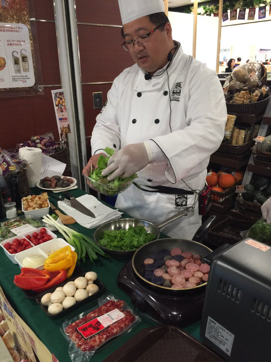 SW_fingerlings's tweet image. #Exports to #Taiwan with our #fingerlings. Demos having great success!  WooHoo!!! #potato @IdahoPotato #grocery