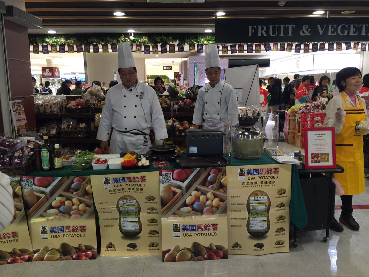 SW_fingerlings's tweet image. #Exports to #Taiwan with our #fingerlings. Demos having great success!  WooHoo!!! #potato @IdahoPotato #grocery