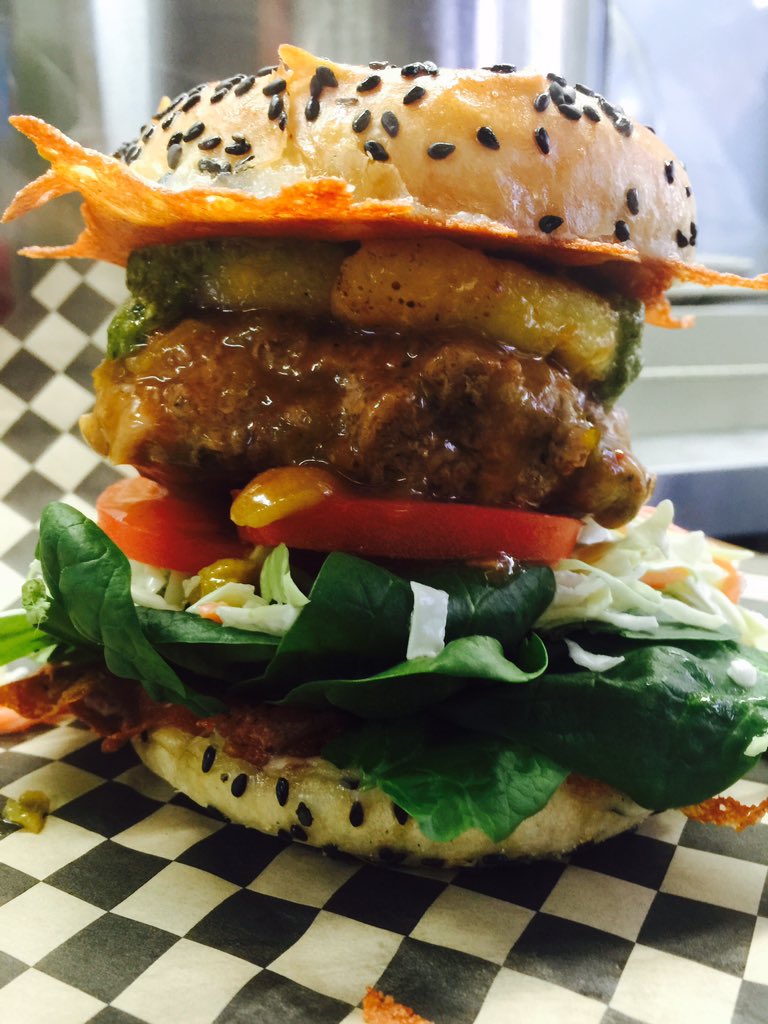 Ohanas395's tweet photo. Green Chili Turkey Burger! #burger #streetfood @JuneLakeBrewing @JuneMountain https://t.co/X5en6Ea7Tw