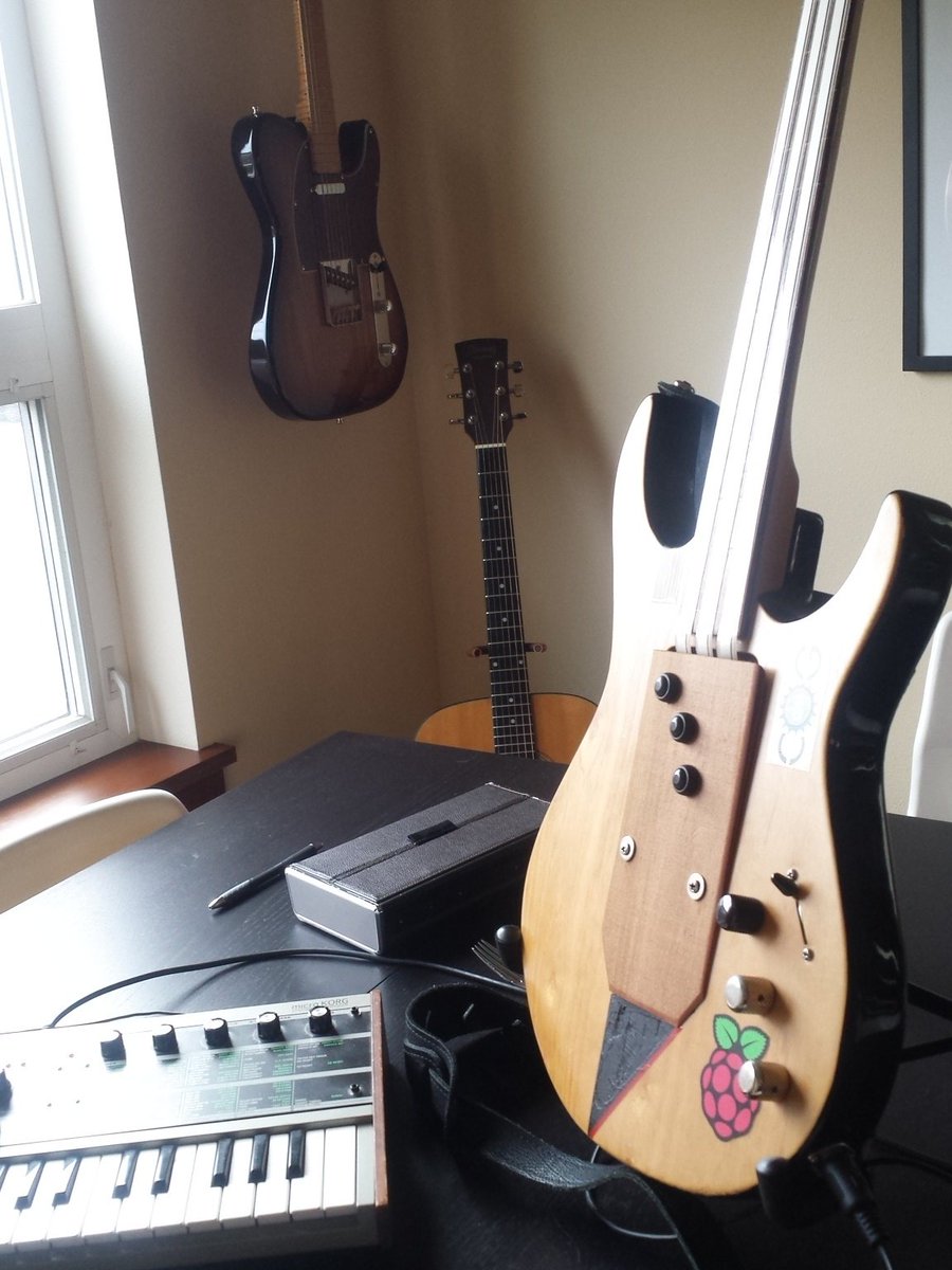 IoTMikeT's tweet photo. @Pete_Brown @sonicstate @hackaday Awesome! I wanna plug my just-finished ribbon synth guitar into it! #selfcontained https://t.co/LKy7ZmE9se
