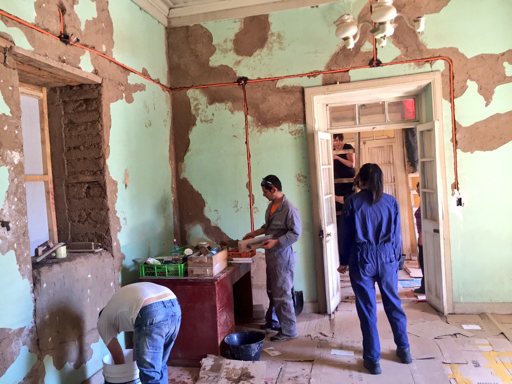 Monumentos_cl's tweet photo. Comenzamos junto a @escuelatallerfv las obras de reparación de las viviendas en #Canela #FiestadelAdobe #Patrimonio https://t.co/8FgzwDIvHA