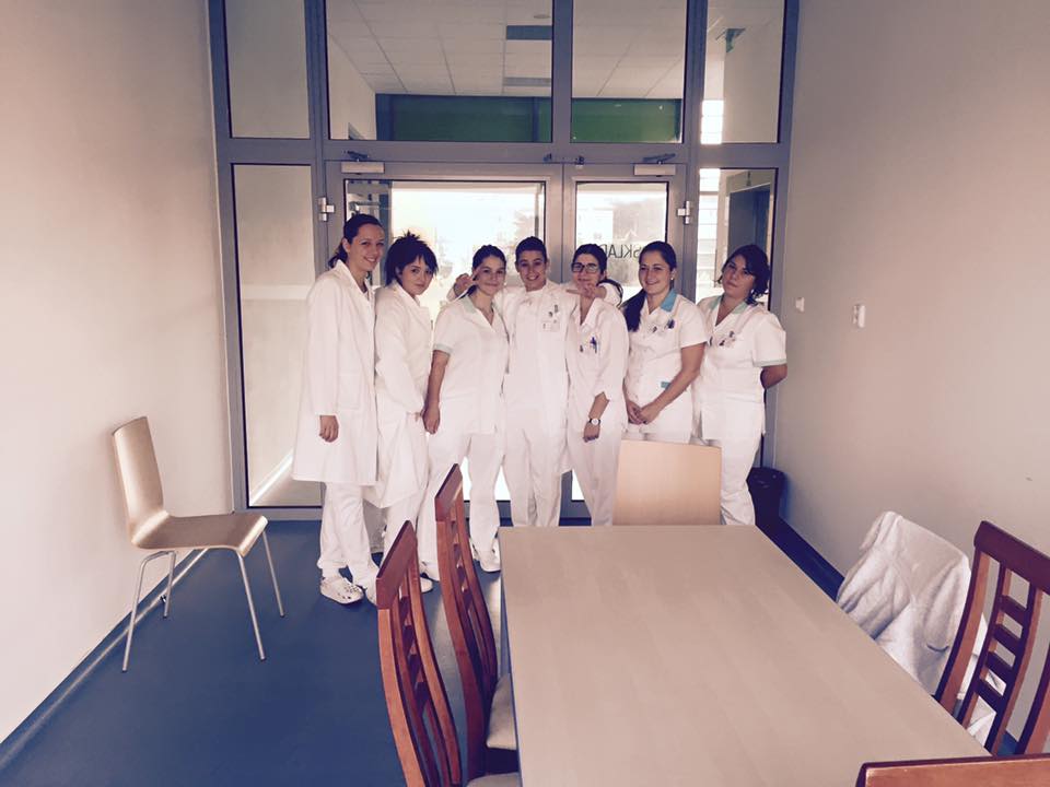 dr_deadly94's tweet photo. #medschool #medicine Doing it right ! "Scrub up" :) #doctor #nurse Do what I love. https://t.co/QPcEgM3I3u