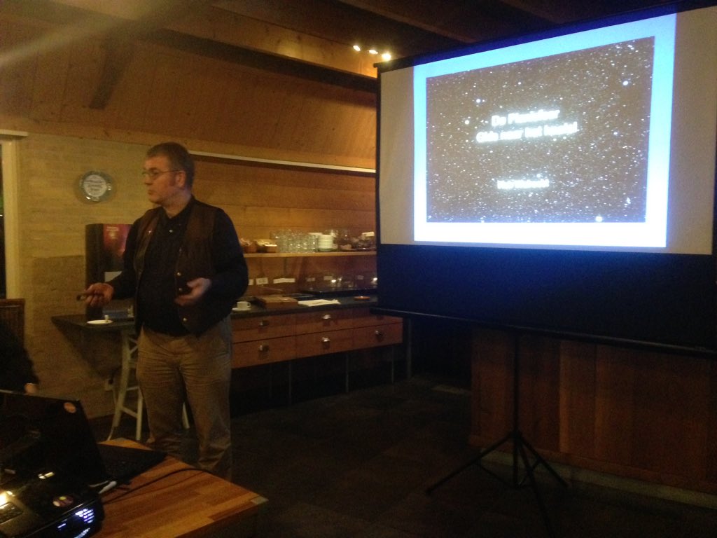 Gidsen en ass. boswachters io van <a href="/staatsbosbeheer/">Staatsbosbeheer</a> krijgen een gave lezing van @robwalrecht1 #terschelling #darksky