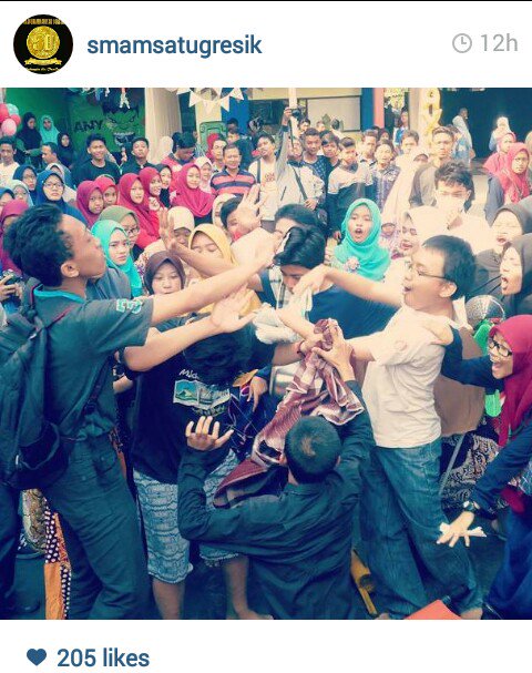 Nih nih ketinggalan juga😁😁 Kalau yang ini aksi dari Tim Teater Extra di acara Bazar <a href="/SMAMSATUGRESIK/">SMA Muhammadiyah 1 Gresik</a>. Woyo woyo👏👏