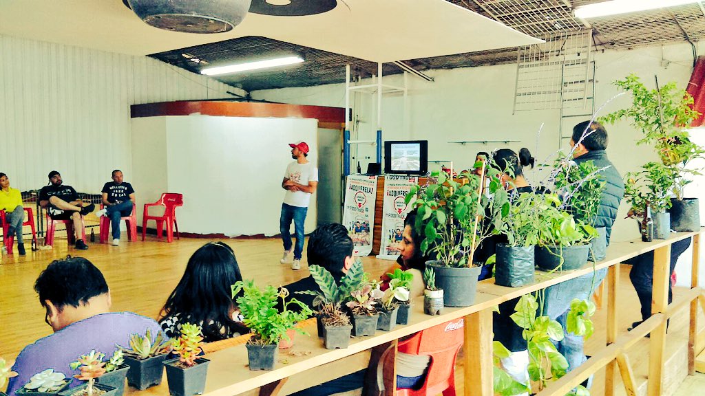 Aeropuerto station tweet media