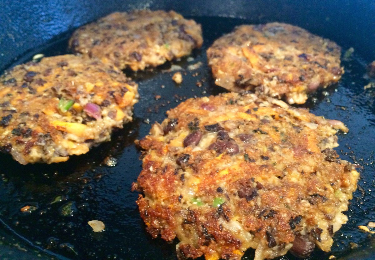 Spicy vegan black bean burgers for lunch #vegan #burger 
veganbakingnz.com/2016/01/spicy-…