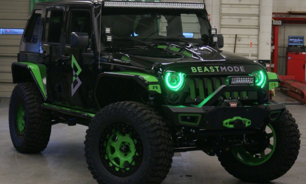 Check out Marshawn Lynch's intense new 'Beast Mode' Jeep ftw.usatoday.com/2015/12/check-…