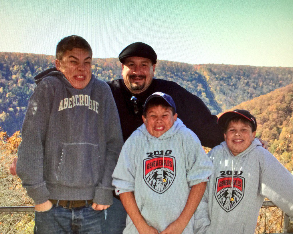 EmBall632's tweet photo. Hilarious "Diddlyumpkins" pose.
Miss you Dad❤️ https://t.co/n0jI0o9QxS