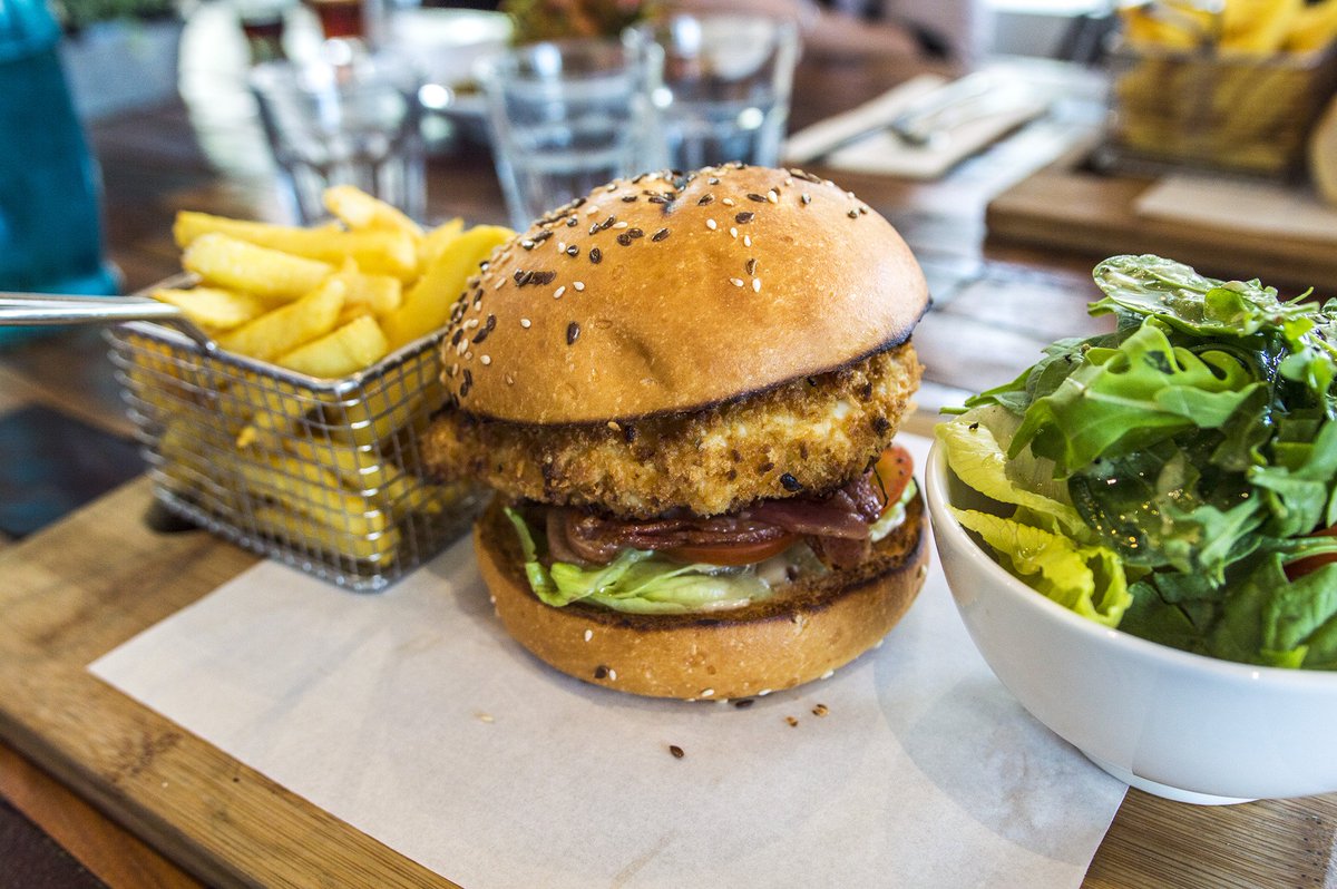 HarvestBlend's tweet photo. Now that's a nice chicken burger https://t.co/SkAXfmBeg8