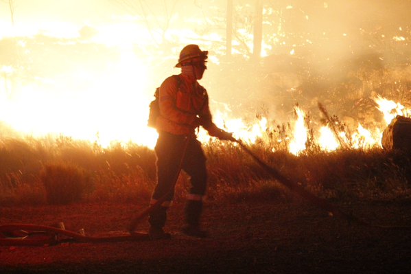 vwsfires's tweet photo. Facing the flames of #DevilsPeakFire #CapeFire are @TableMountainNP, @vwsfires &amp; @cptfrs. Pics by @stressed_medic https://t.co/s4Vjb96c0L