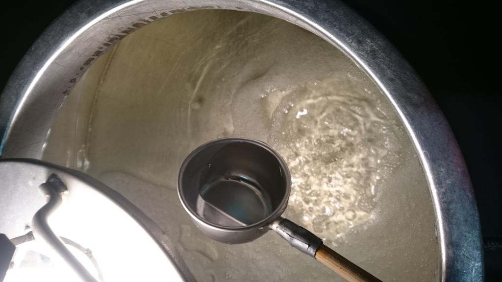 sake_takanoyume's tweet photo. 先ほどお酒のしぼりをスタートしました！！荒ばしは、ちょっと甘めな感じですね。いいできだといいな！！ https://t.co/EMqm2M7XcZ