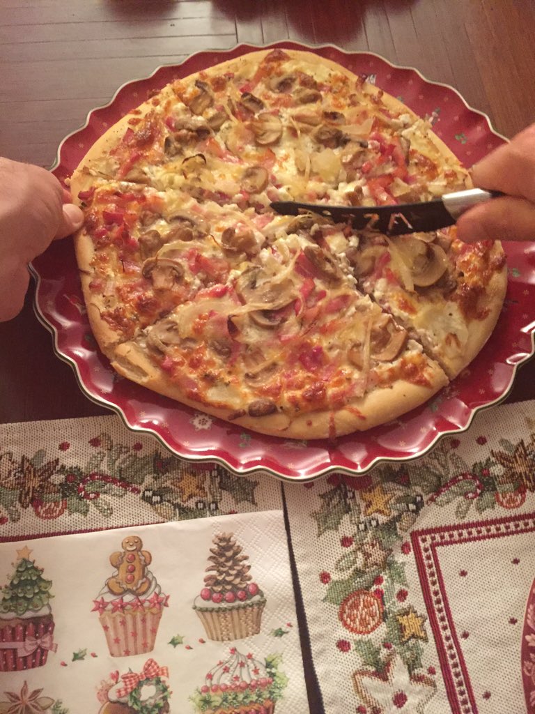 Isa_VMS's tweet photo. Así se acaba una semana BESTIAL de entrenos y un día duro de transición. Pizza casera☺️ #estaquetecagas https://t.co/nBw0RZuyvz