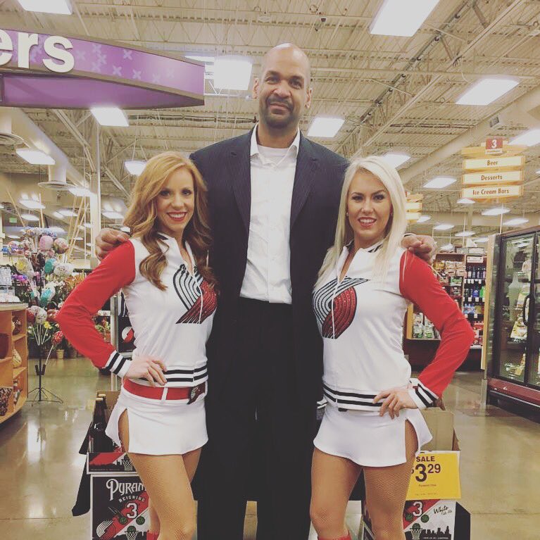 BlazerDancers's tweet photo. BD's Jenn &amp; JennaLea with @tone_harvey for Pyramid Brewing's Reigning 3's tasting at Fred Meyers #pyramidbrewing https://t.co/ju8XVw4mD6
