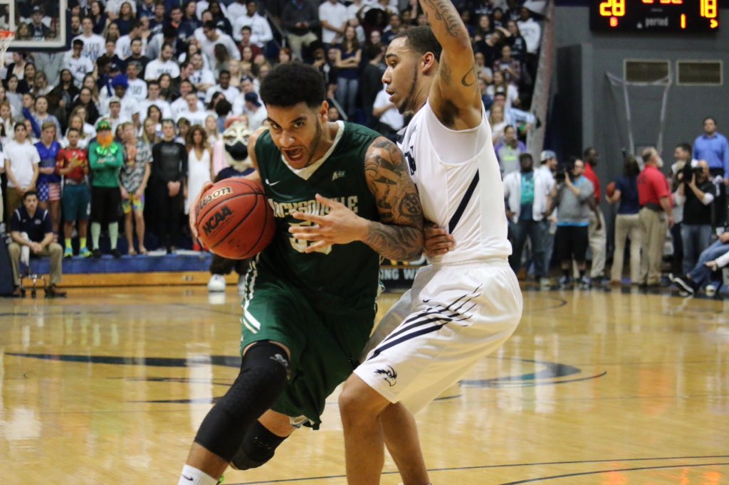 SwoopHoops_UNF's tweet photo. UNF has struggled to find a rhythm, but their talent is carrying them so far. At the half UNF 33-JU 22. #SwoopLife https://t.co/S40ekxQese
