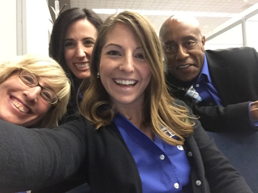 The final minutes of #CES2016...#teamwork makes editing the closing press release a delight <a href="/AllisonCFried/">Allison C. Fried</a> @jajoseph