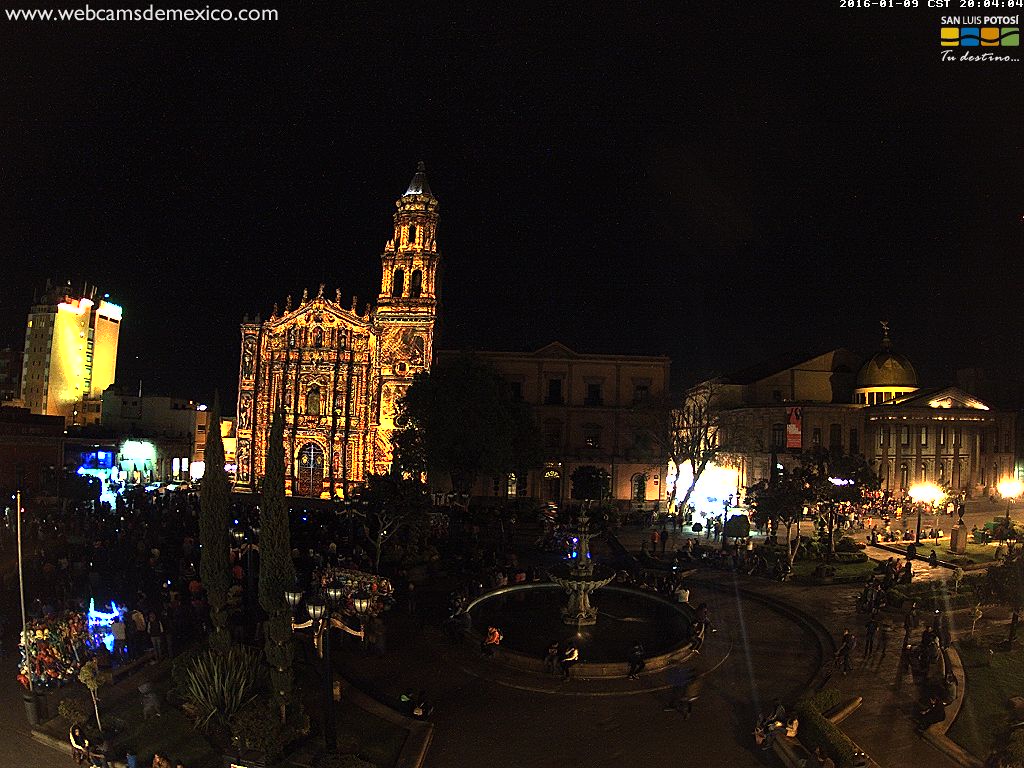 webcamsdemexico's tweet photo. Plaza del Carmen de San Luis Potosí llena en este momento. El espectáculo de luz #CarmeLight termina el prox sábado https://t.co/N6zYsoj8LD