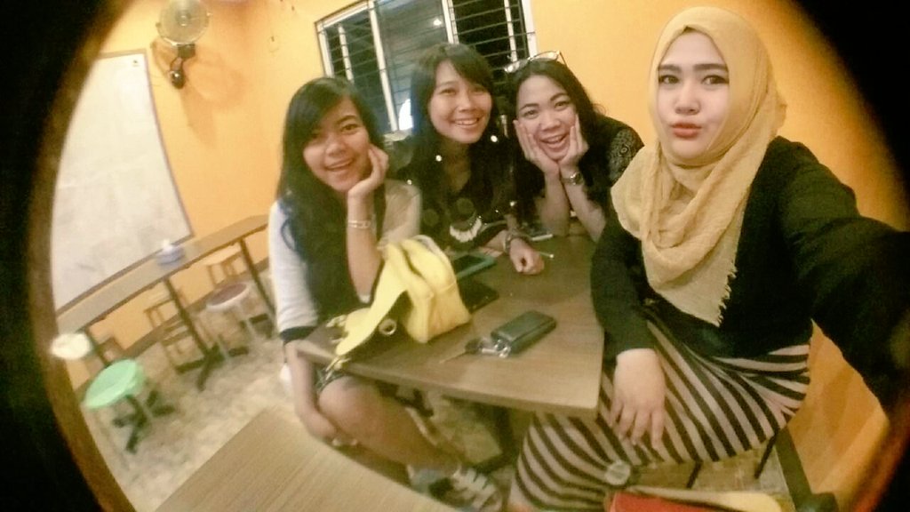 Bersama kalian aku tertawa.