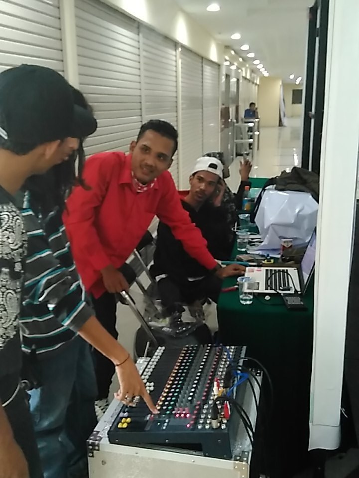 Dibalik panggung, ada operator yg slalu setia dgn alat-alatnya hahahaha