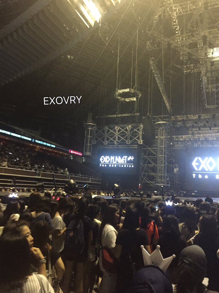 EXOVRY's tweet photo. คอนที่สิงคโปร์ใกล้เริ่มแล้ว แฟนคลับเข้ามากันเรื่อยๆ  >_< #EXOluXioninSG https://t.co/X0NmzdiHn3