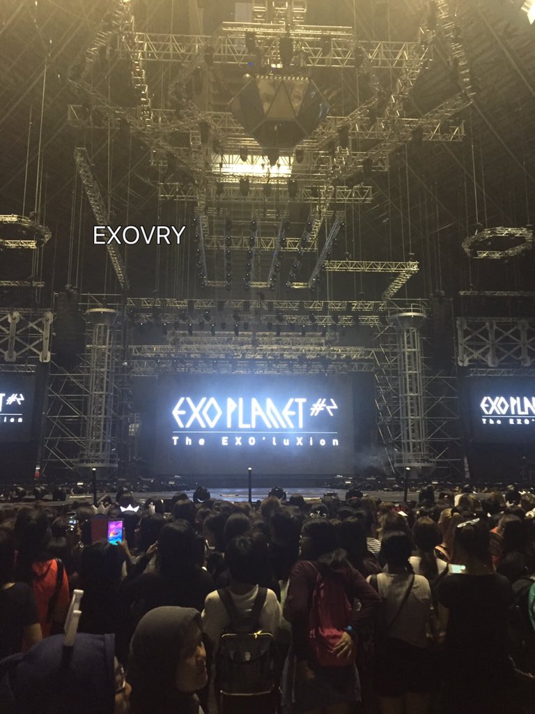 EXOVRY's tweet photo. คอนที่สิงคโปร์ใกล้เริ่มแล้ว แฟนคลับเข้ามากันเรื่อยๆ  >_< #EXOluXioninSG https://t.co/X0NmzdiHn3