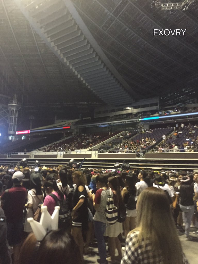 EXOVRY's tweet photo. คอนที่สิงคโปร์ใกล้เริ่มแล้ว แฟนคลับเข้ามากันเรื่อยๆ  >_< #EXOluXioninSG https://t.co/X0NmzdiHn3