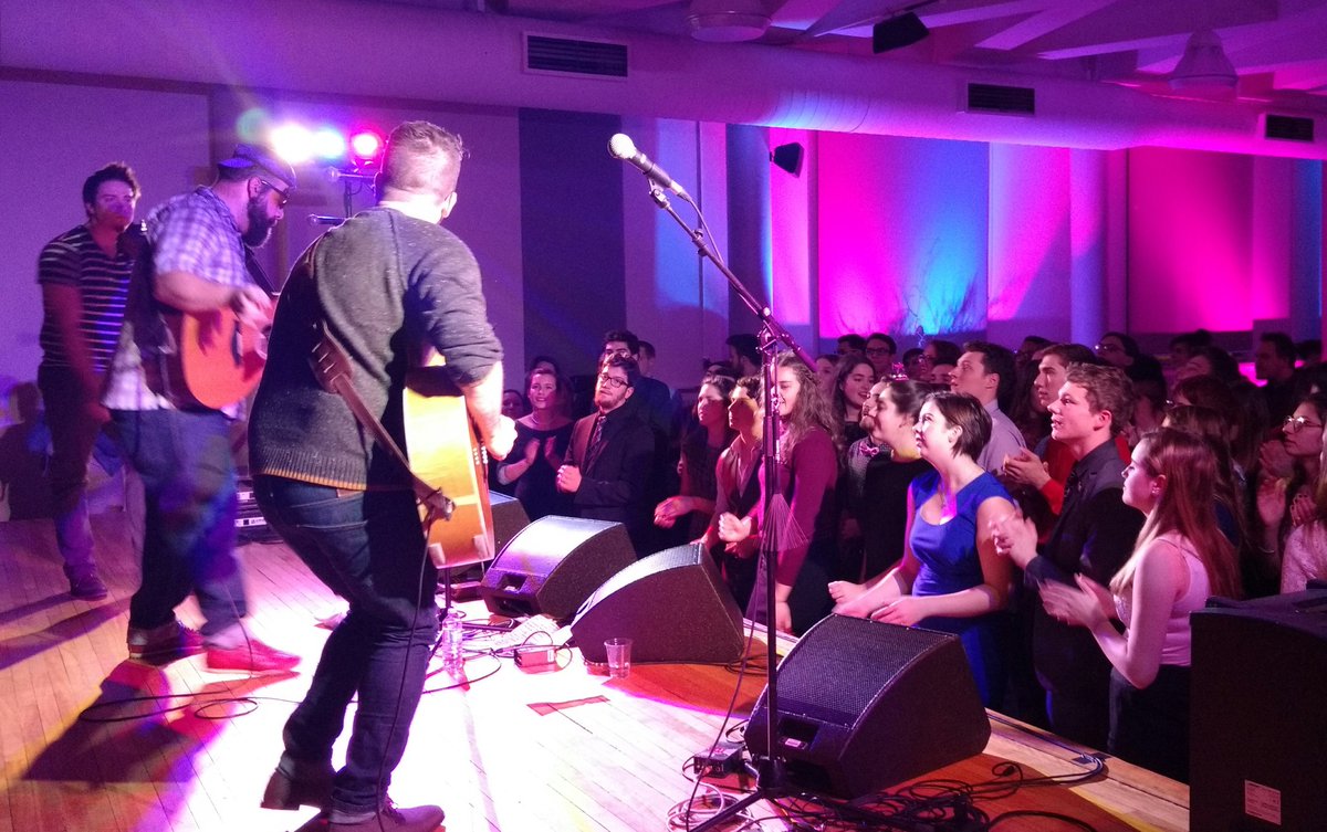 _IRaymond's tweet photo. Stef Paquette en concert exclusif pour les députés du #PJP2016 https://t.co/bff28BXTAh