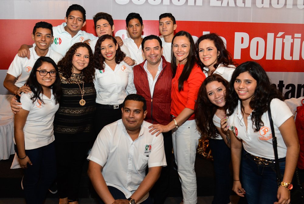 ArletMolgoraG's tweet photo. Un gusto saludar a los jovenes de @RedJPQRoo y al líder de la @CNOPQRoo @erickpaolo, junto a @JLToledoM @beyrahadad https://t.co/K2VMyldDwl
